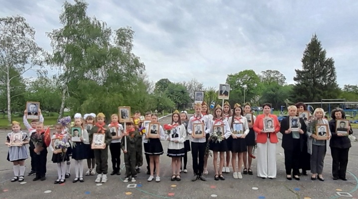  В День  80-летия Великой ПобеВ школе прошла торжественная линейка Памяти и акция «Бессмертный полк». 