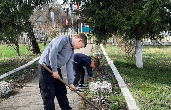 В преддверии празднования 1 Мая в нашей школе прошла акция "Труд во благо"
