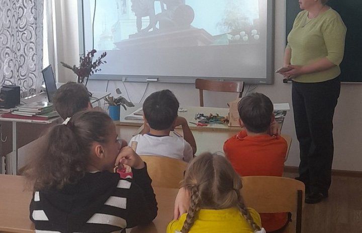 Сегодня для учащихся начальной школы прошло внеурочное занятие на тему "День народного единства". Учащиеся посмотрели презентацию и тематический видеоролик.