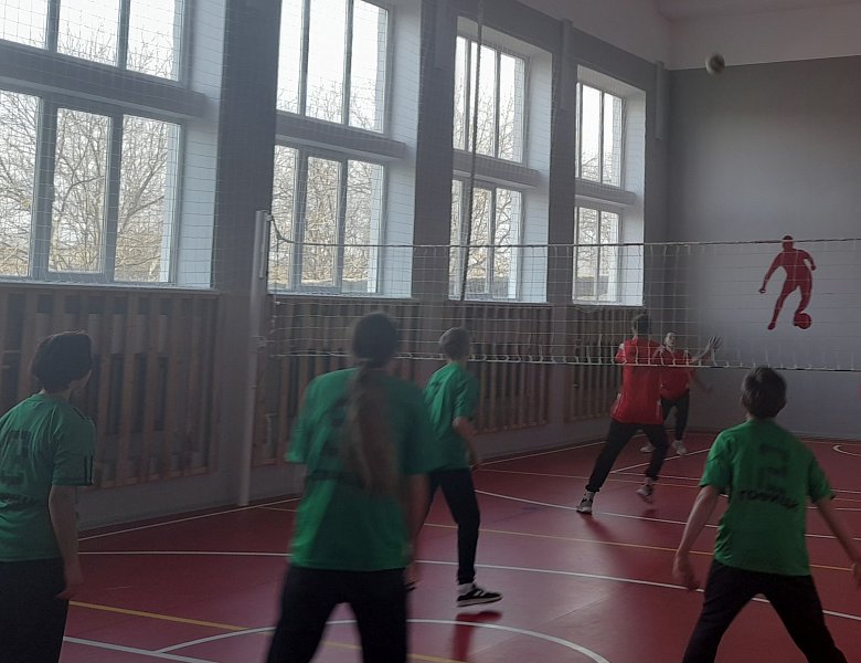 В спортивном зале нашей школы состоялась товарищеская встреча по волейболу среди команд учащихся 6-8 классов.