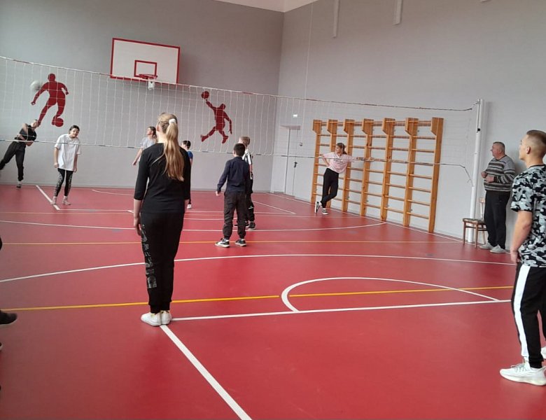 В предверии Дня Неизвестного солдата в школе прошли спортивные состязания по волейболу. #КубаньПомнит #НавечновПамятиНародной #УшедшиевВечность #ООШ17Лабинскийрайон