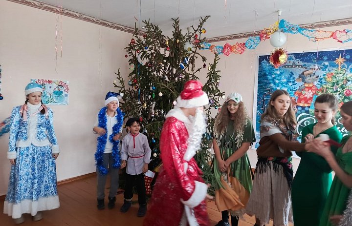 27.12.2024 в школе прошёл долгожданный Новогодний утренник для учащихся, который подготовили и провели Активисты Движения Первых, члены волонтёрского отряда "Дружба".