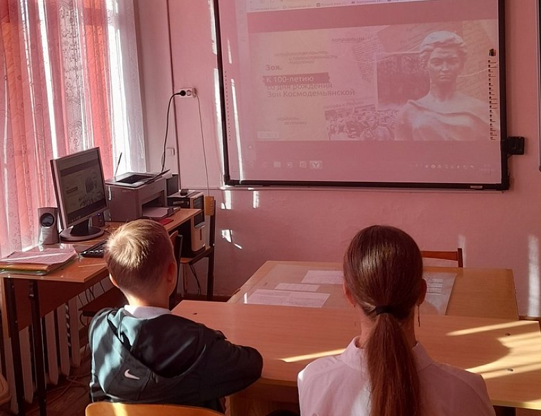 Новая учебная неделя началась с поднятия Государственного флага РФ и флага Кубани, а затем прошло очередное занятие "Разговоры о важном".
