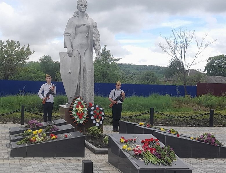 Пост№1, возложение цветов и венков к братской могиле "33 партизанам, погибшим в годы ВОВ"