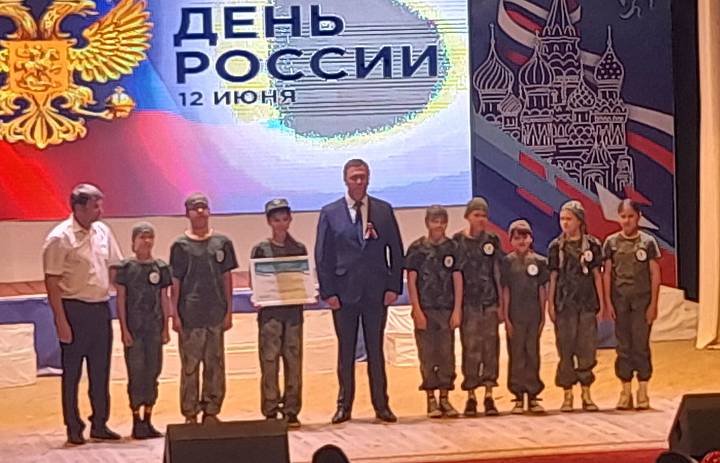  -В городском  доме  культуры  состоялся  большой  праздничный концерт в честь Дня России. Команда нашей школы "Факел" была награждена почётной грамотой за 3 место в военно-патриотической игре "Зарница" .  