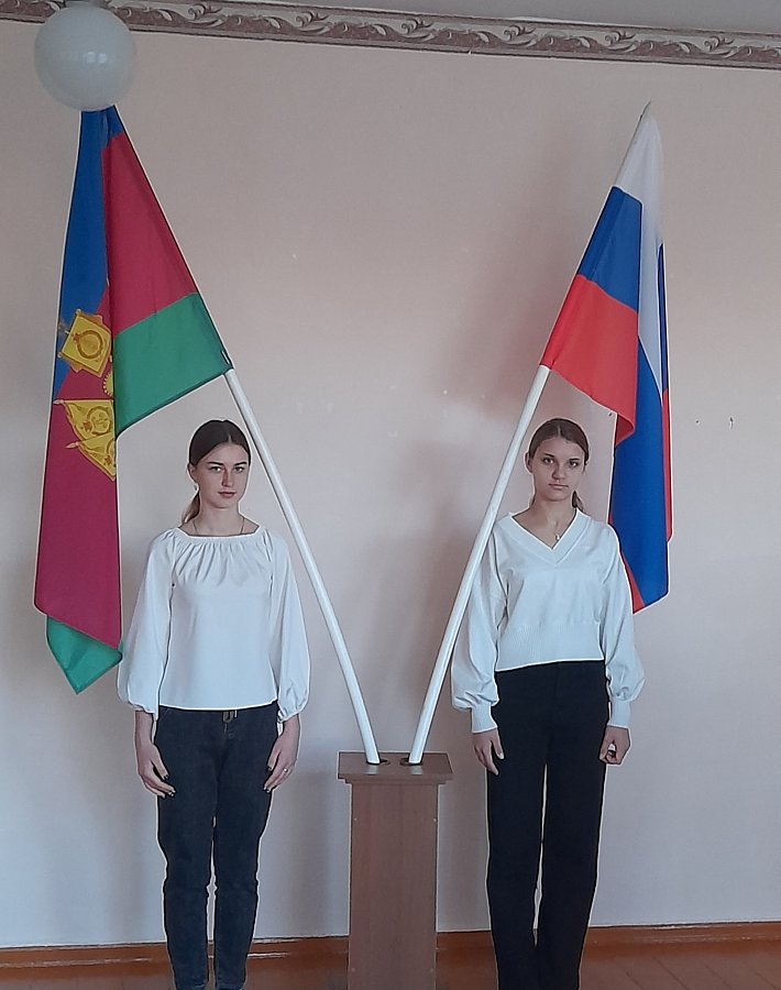 Традиционно новая учебная неделя началась с выноса флага РФ и исполнения гимнов Российской Федерации и Кубани.