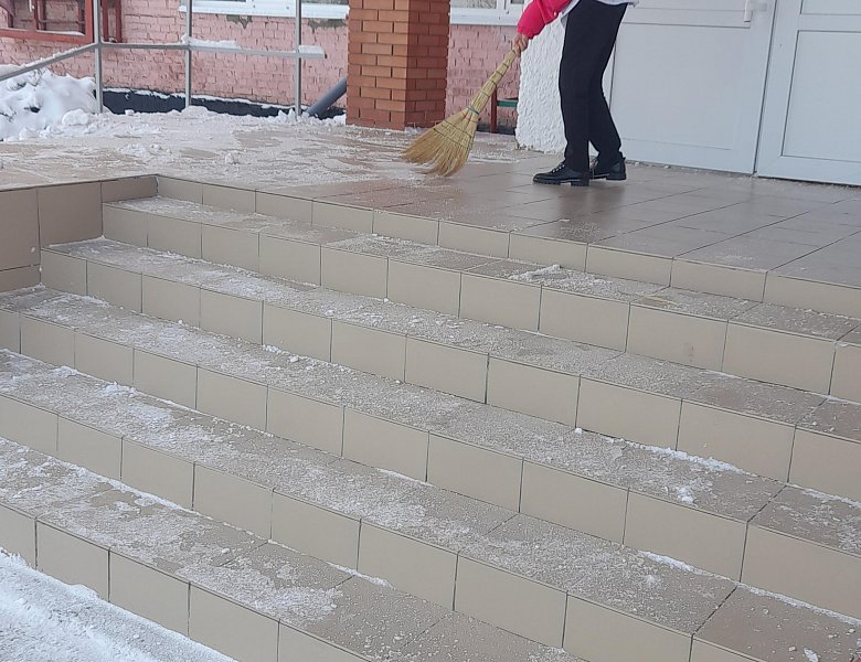 Участники волонтёрского отряда "Дружба" организовали помощь в уборке школьного двора от снега.