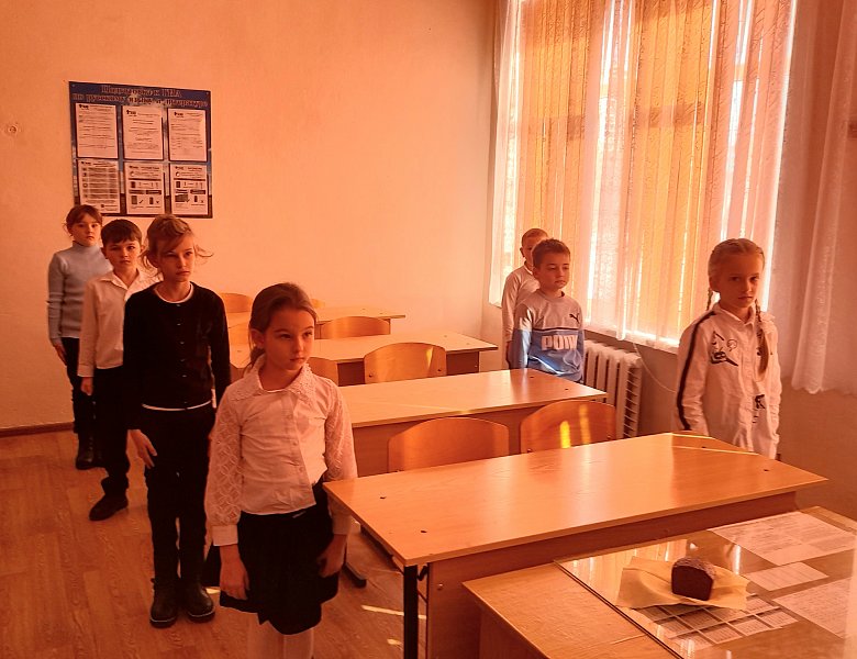 25 января 2024 года в начальных классах прошел классный час "День снятия блокады Ленинграда".