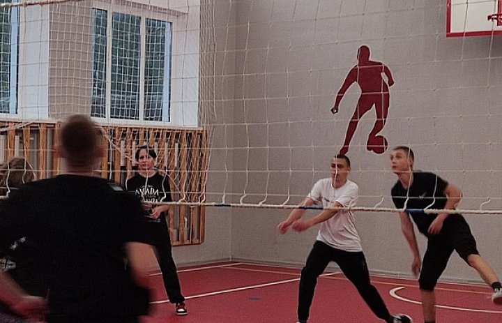 20 апреля в спортивном зале школы состоялась дружеская встреча по волейболу, приуроченная ко Дню местного самоуправления.
