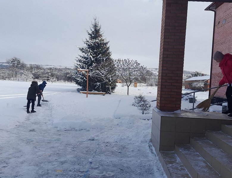 Участники волонтёрского отряда "Дружба" организовали помощь в уборке школьного двора от снега.