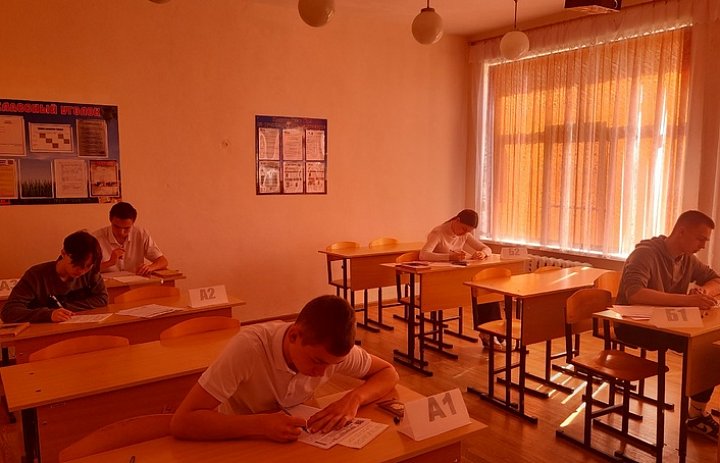 Девятиклассники писали сегодня пробный экзамен в формате ОГЭ по русскому языку.