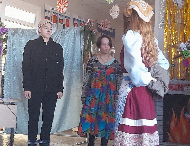 Участники театрального кружка "Золотой ключик" показали рождественскую сказку "Золушка".