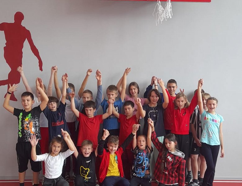 В преддверии праздника Дня народного единства в школе прошли спортивные мероприятия "Ма едины- мы непобедимы! " для учащихся 1-9 классов