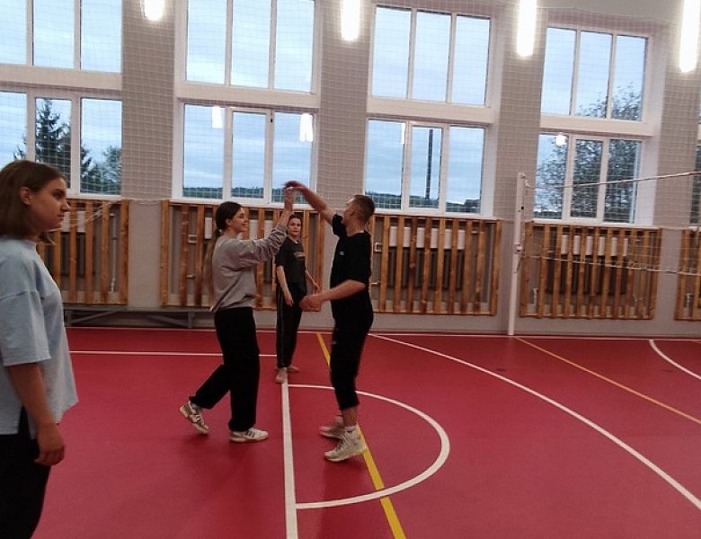 20 апреля в спортивном зале школы состоялась дружеская встреча по волейболу, приуроченная ко Дню местного самоуправления.