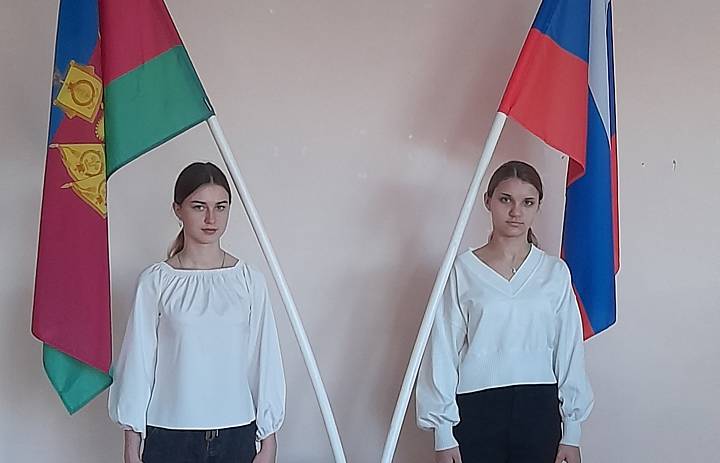 Традиционно новая учебная неделя началась с выноса флага РФ и исполнения гимнов Российской Федерации и Кубани.