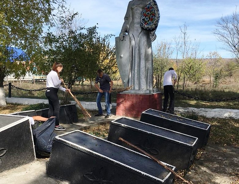 Ученики школы провели уборку памятника
