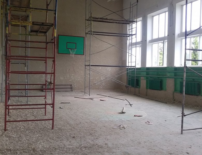  В рамках федеральной программы "Успех каждого ребёнка" в нашей школе начался капитальный ремонт спортивного зала. Родительским комитетом осуществлён  контроль по проведению ремонта .